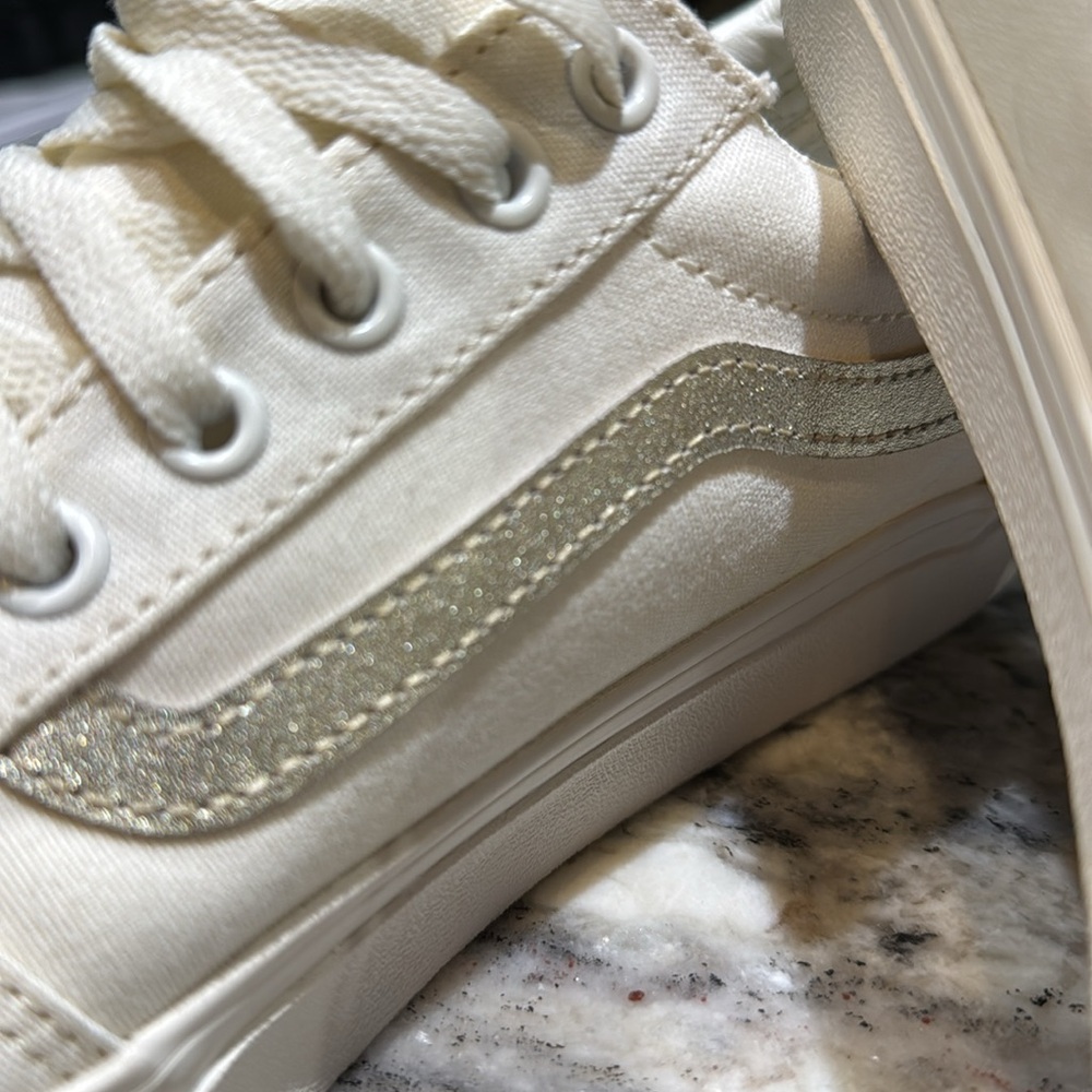 Vans Old School size 10 women’s shoes!  Cream and gold foil like NEW! - Picture 2 of 6